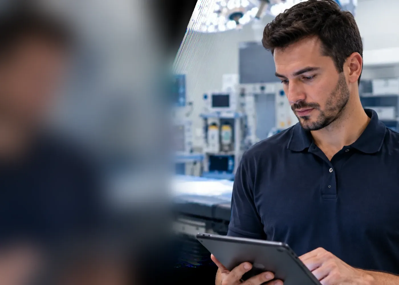Gestor conferindo no tablet os itens consumidos pendentes de faturamento