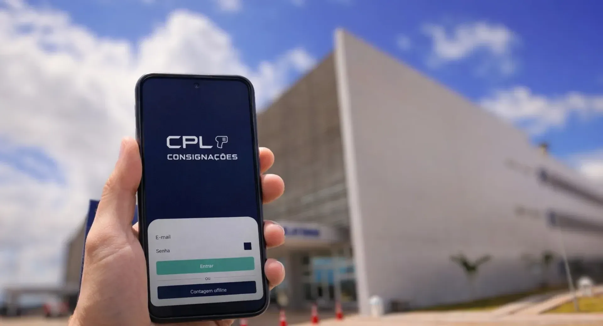 Celular com o aplicativo da CPL aberto dentro de um hospital